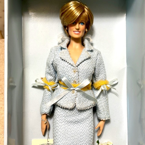 BNWT FRANKLIN MINT DIANA THE PEOPLE’S PRINCESS PORTRAIT PORCELAIN DOLL IN BOX - Picture 4 of 8